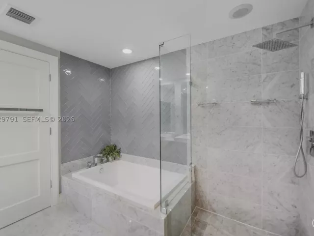 1-bedroom condo for rent in Miami - 801 S Miami Ave 3706 - MondialRealty