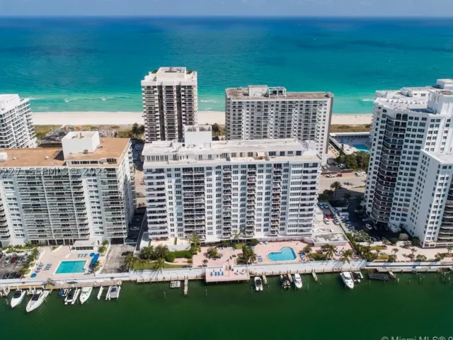 1-bedroom condo for sale in Miami Beach - 5700 Collins Ave 8K - MondialRealty