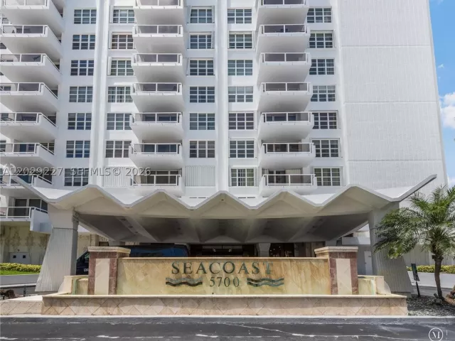 1-bedroom condo for sale in Miami Beach - 5700 Collins Ave 8K - MondialRealty