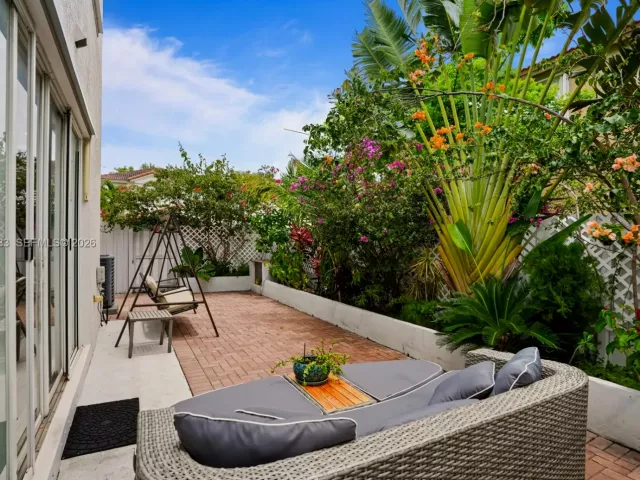 5-bedroom home for sale in Doral - 8741 NW 110th Ave - MondialRealty