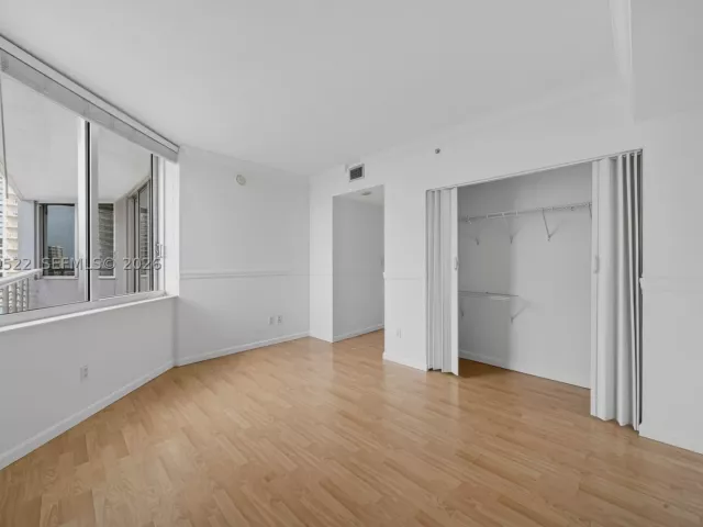 2-bedroom condo for sale in Miami - 325 S Biscayne Blvd 2219 - MondialRealty