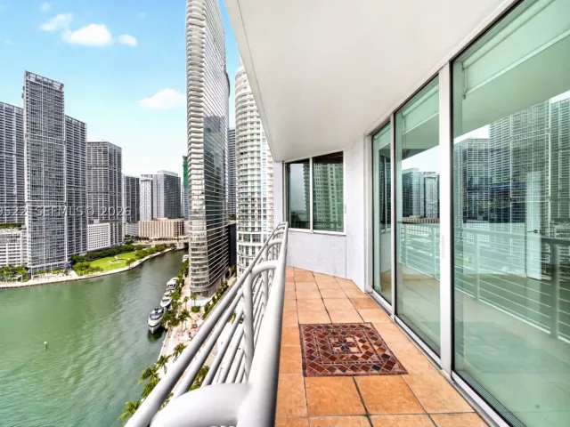 2-bedroom condo for sale in Miami - 325 S Biscayne Blvd 2219 - MondialRealty