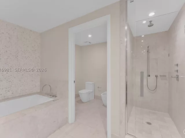 3-bedroom condo for sale in Sunny Isles Beach - 17121 Collins Ave 3905 - MondialRealty