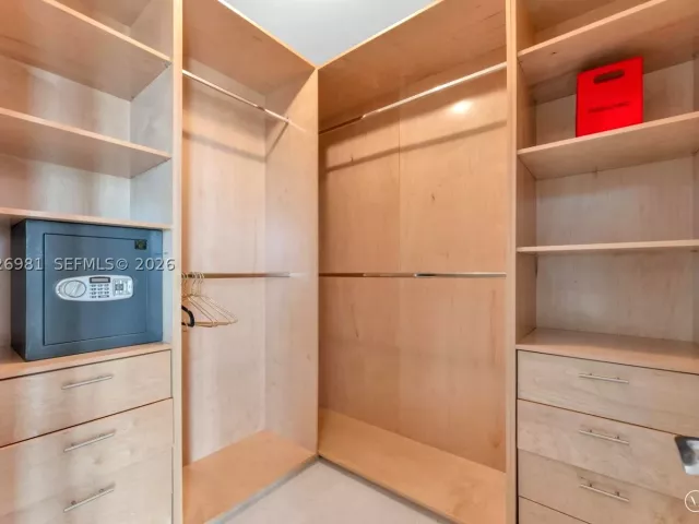 3-bedroom condo for sale in Sunny Isles Beach - 17121 Collins Ave 3905 - MondialRealty