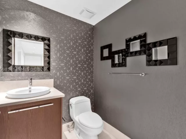 3-bedroom condo for sale in Sunny Isles Beach - 17121 Collins Ave 3905 - MondialRealty
