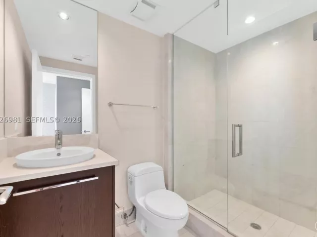 3-bedroom condo for sale in Sunny Isles Beach - 17121 Collins Ave 3905 - MondialRealty