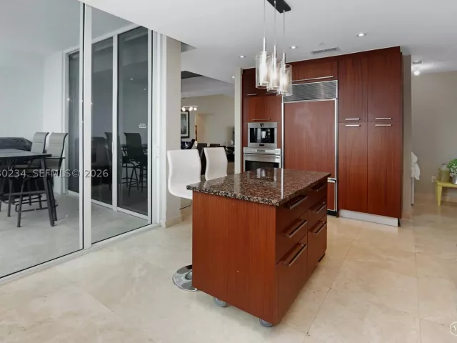 3-bedroom condo for sale in Sunny Isles Beach - 15901 Collins Ave 2004 - MondialRealty
