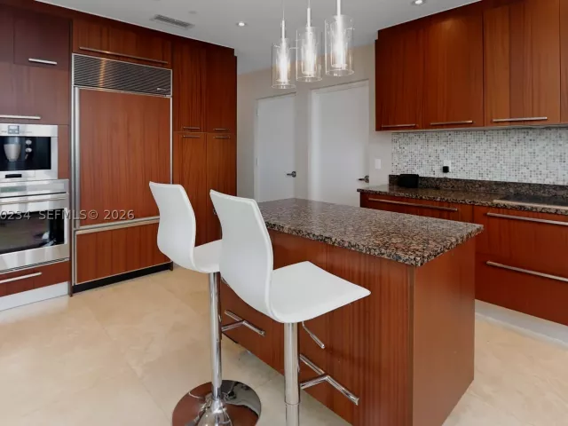 3-bedroom condo for sale in Sunny Isles Beach - 15901 Collins Ave 2004 - MondialRealty