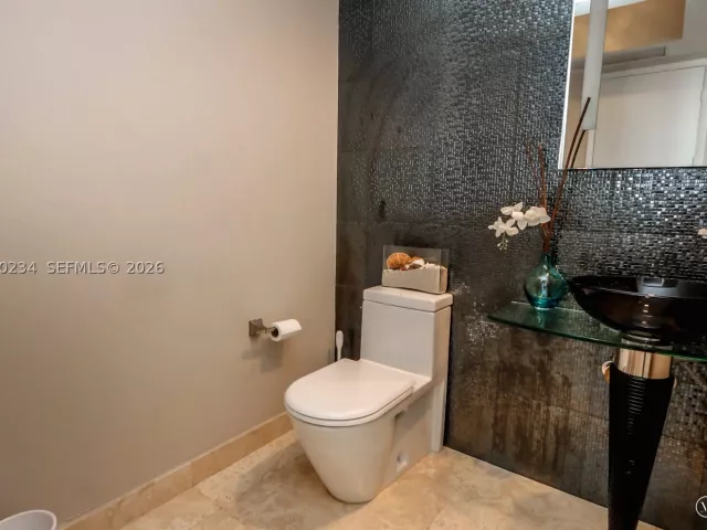3-bedroom condo for sale in Sunny Isles Beach - 15901 Collins Ave 2004 - MondialRealty