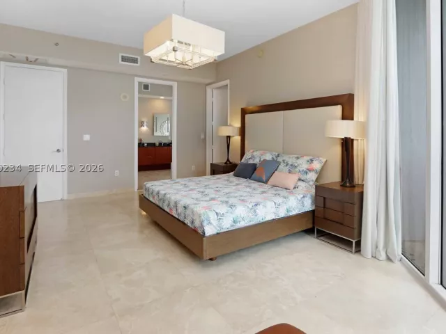 3-bedroom condo for sale in Sunny Isles Beach - 15901 Collins Ave 2004 - MondialRealty