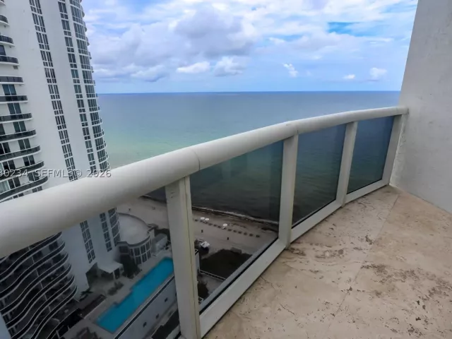3-bedroom condo for sale in Sunny Isles Beach - 15901 Collins Ave 2004 - MondialRealty