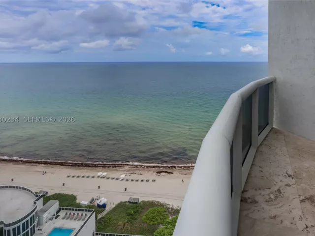 3-bedroom condo for sale in Sunny Isles Beach - 15901 Collins Ave 2004 - MondialRealty