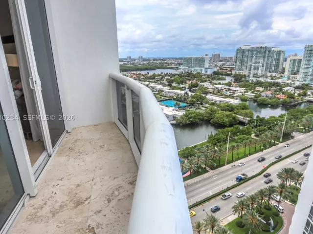 3-bedroom condo for sale in Sunny Isles Beach - 15901 Collins Ave 2004 - MondialRealty
