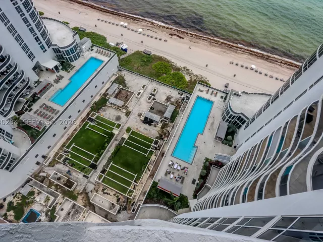 3-bedroom condo for sale in Sunny Isles Beach - 15901 Collins Ave 2004 - MondialRealty