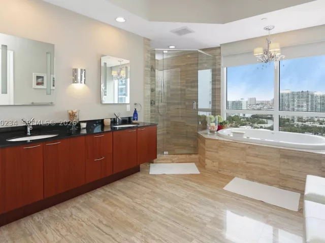 3-bedroom condo for sale in Sunny Isles Beach - 15901 Collins Ave 2004 - MondialRealty