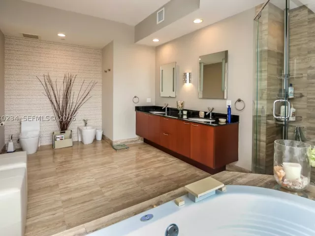 3-bedroom condo for sale in Sunny Isles Beach - 15901 Collins Ave 2004 - MondialRealty