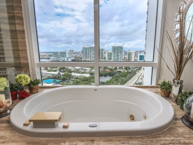 3-bedroom condo for sale in Sunny Isles Beach - 15901 Collins Ave 2004 - MondialRealty