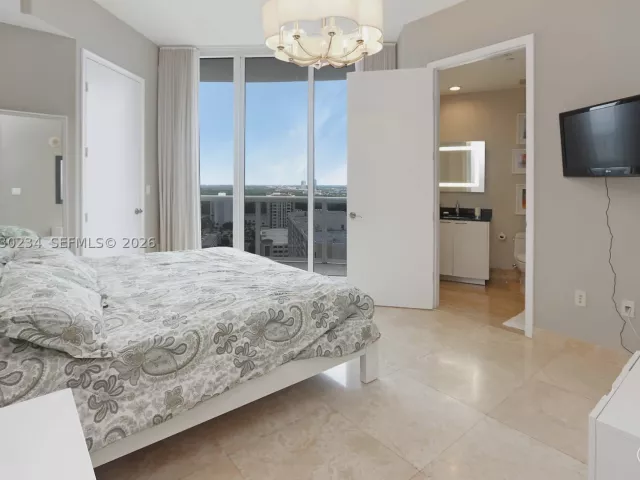 3-bedroom condo for sale in Sunny Isles Beach - 15901 Collins Ave 2004 - MondialRealty