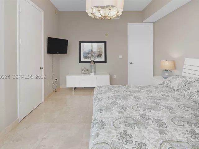 3-bedroom condo for sale in Sunny Isles Beach - 15901 Collins Ave 2004 - MondialRealty