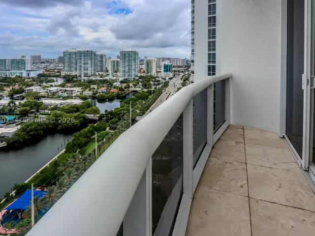 3-bedroom condo for sale in Sunny Isles Beach - 15901 Collins Ave 2004 - MondialRealty