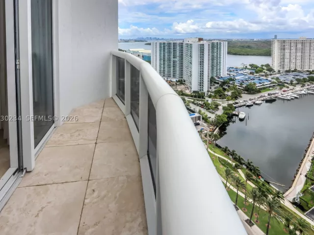 3-bedroom condo for sale in Sunny Isles Beach - 15901 Collins Ave 2004 - MondialRealty