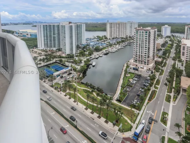 3-bedroom condo for sale in Sunny Isles Beach - 15901 Collins Ave 2004 - MondialRealty