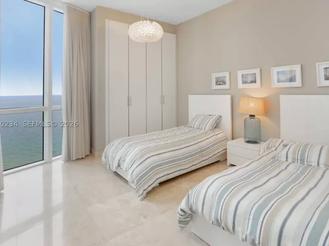 3-bedroom condo for sale in Sunny Isles Beach - 15901 Collins Ave 2004 - MondialRealty