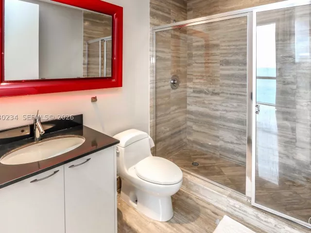3-bedroom condo for sale in Sunny Isles Beach - 15901 Collins Ave 2004 - MondialRealty