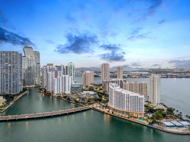 3-bedroom condo for rent in Miami - 701 Brickell Key Blvd 512 - MondialRealty