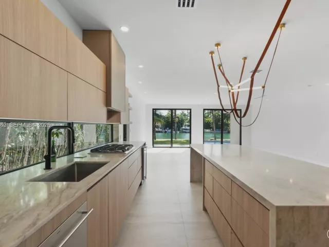 4-bedroom home for rent in Miami Beach - 550 S Shore Dr - MondialRealty