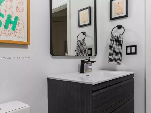 2-bedroom condo for sale in Miami - 700 NE 25th St 1003 - MondialRealty
