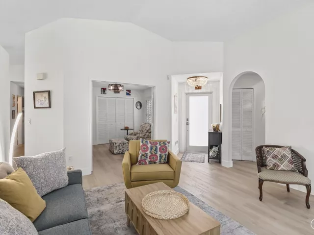 3-bedroom home for sale in Pembroke Pines - 327 SW 191st Terrace - MondialRealty
