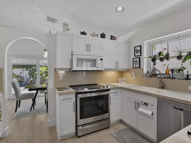 3-bedroom home for sale in Pembroke Pines - 327 SW 191st Terrace - MondialRealty