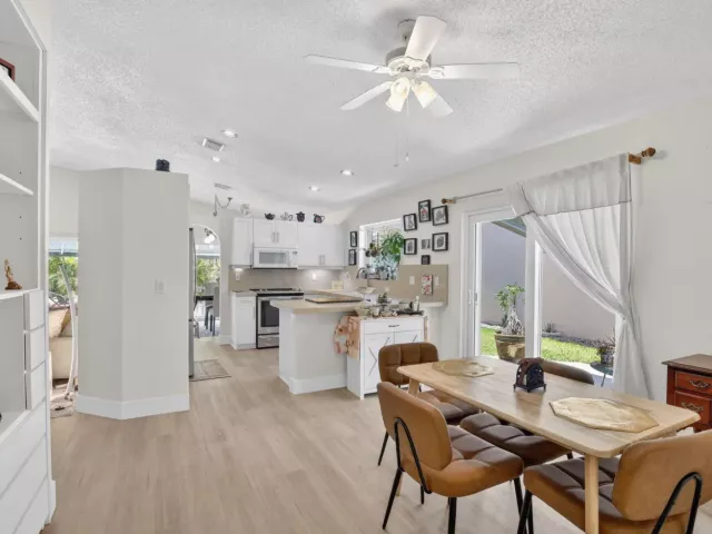 3-bedroom home for sale in Pembroke Pines - 327 SW 191st Terrace - MondialRealty