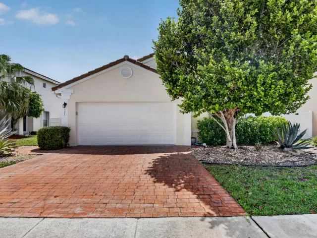 3-bedroom home for sale in Pembroke Pines - 327 SW 191st Terrace - MondialRealty