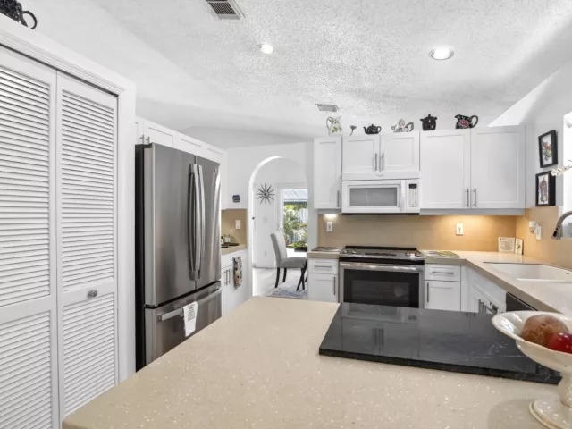3-bedroom home for sale in Pembroke Pines - 327 SW 191st Terrace - MondialRealty