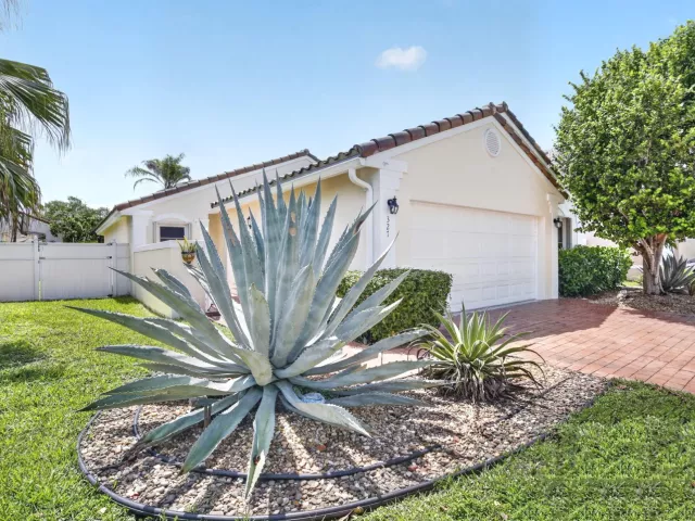 3-bedroom home for sale in Pembroke Pines - 327 SW 191st Terrace - MondialRealty