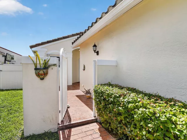 3-bedroom home for sale in Pembroke Pines - 327 SW 191st Terrace - MondialRealty