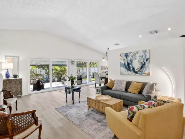 3-bedroom home for sale in Pembroke Pines - 327 SW 191st Terrace - MondialRealty
