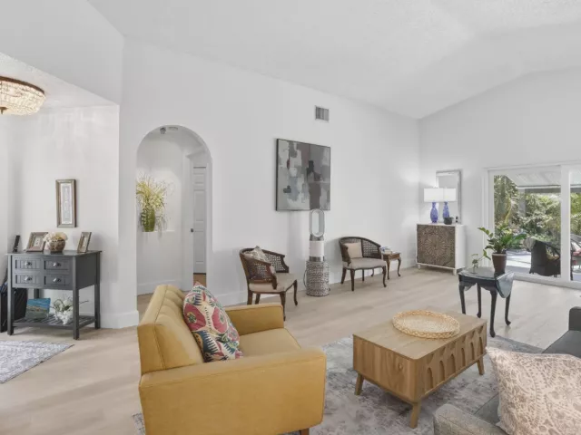 3-bedroom home for sale in Pembroke Pines - 327 SW 191st Terrace - MondialRealty