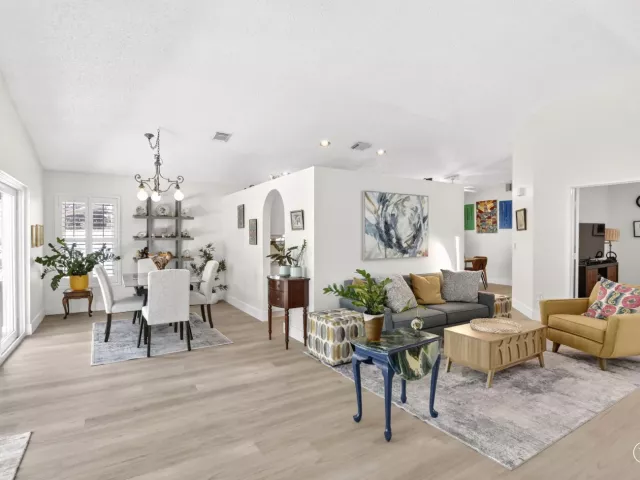 3-bedroom home for sale in Pembroke Pines - 327 SW 191st Terrace - MondialRealty