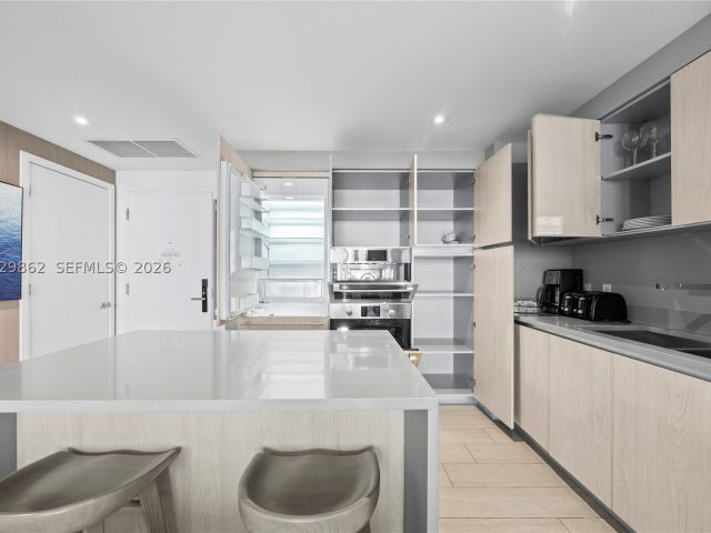 2-bedroom condo for sale in Hollywood - 4010 S Ocean Dr R2307 - MondialRealty