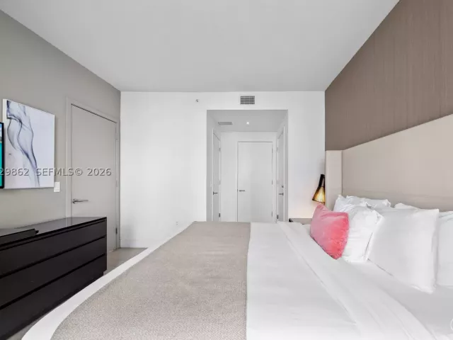 2-bedroom condo for sale in Hollywood - 4010 S Ocean Dr R2307 - MondialRealty