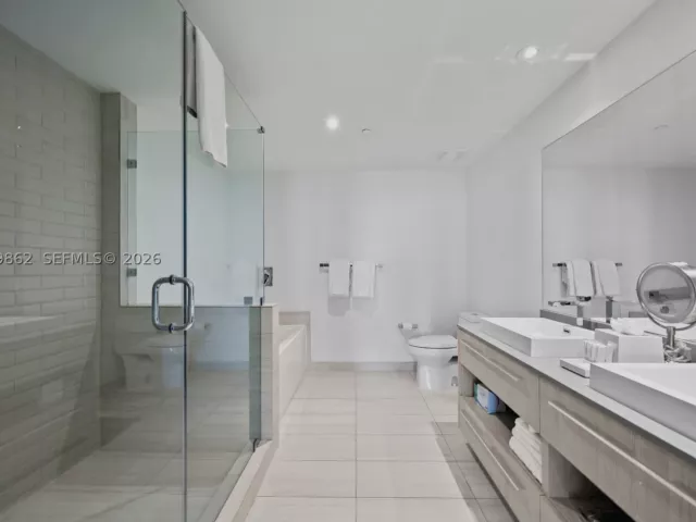 2-bedroom condo for sale in Hollywood - 4010 S Ocean Dr R2307 - MondialRealty