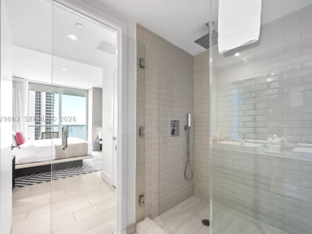 2-bedroom condo for sale in Hollywood - 4010 S Ocean Dr R2307 - MondialRealty