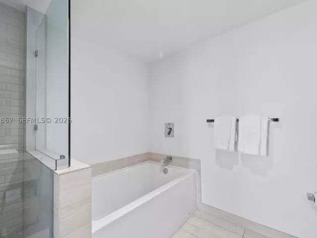 2-bedroom condo for sale in Hollywood - 4010 S Ocean Dr R2307 - MondialRealty