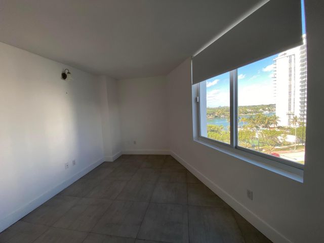 2-bedroom condo for rent in Miami Beach - 5401 Collins Avenue 620 - MondialRealty