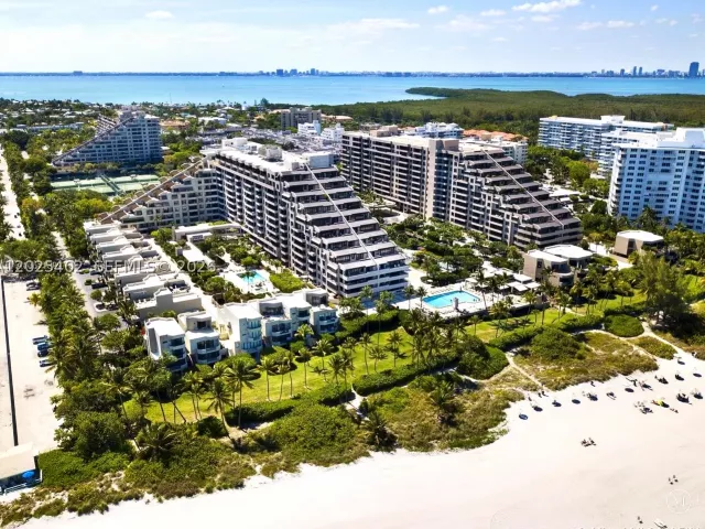 3-bedroom condo for rent in Key Biscayne - 201 Crandon Blvd 642 - MondialRealty