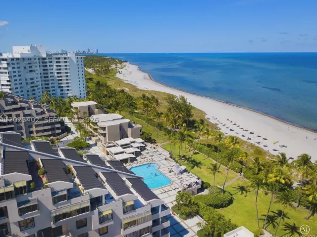3-bedroom condo for rent in Key Biscayne - 201 Crandon Blvd 642 - MondialRealty