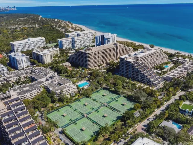 3-bedroom condo for rent in Key Biscayne - 201 Crandon Blvd 642 - MondialRealty